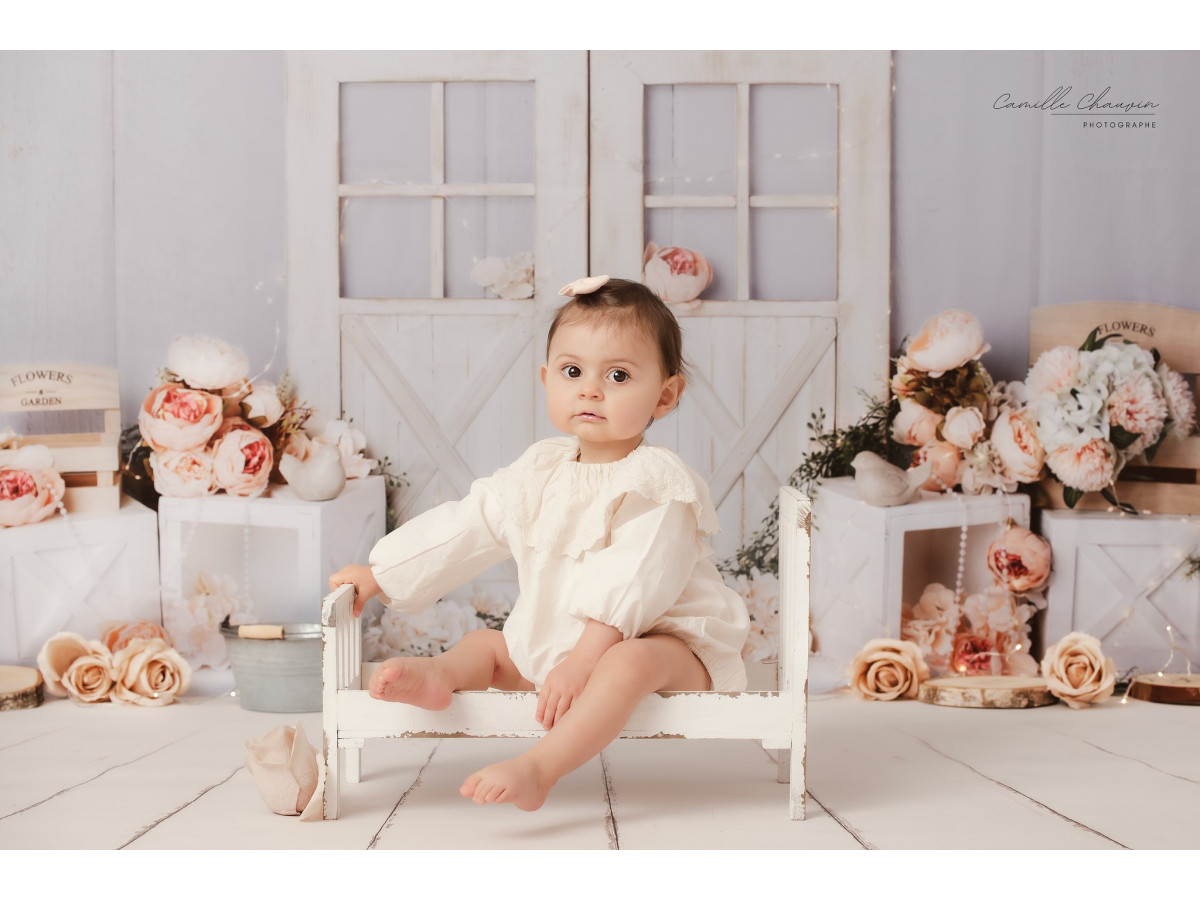 Baby & cake smash photo backdrop Sweet – white wooden doors with flowers and cubes | Colors&Drops