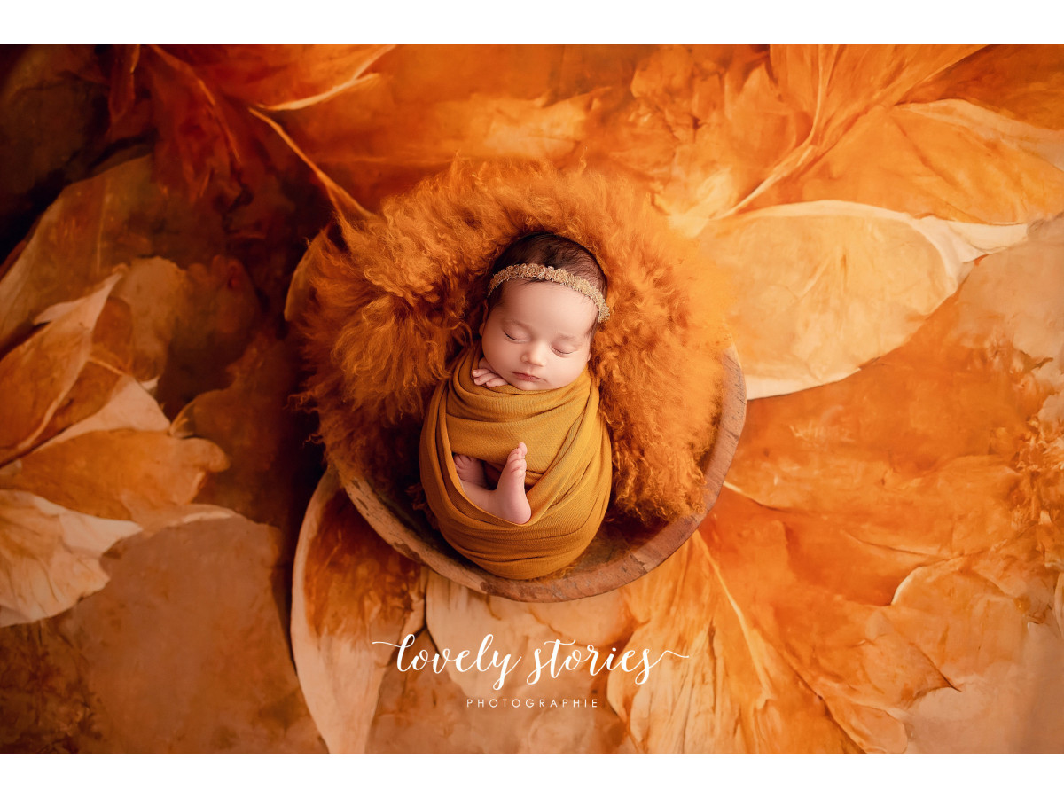 Fond photo grossesse et portrait Oracle – feuilles dorées en relief sur fond ocre | Colors&Drops