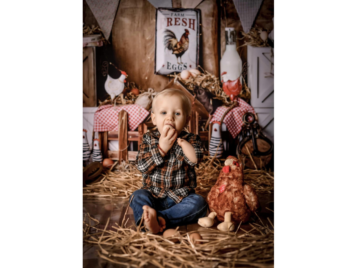 Baby & cake smash photo backdrop A la Ferme – wooden farm with hay bales, bunting and milk bottles | Colors&Drops