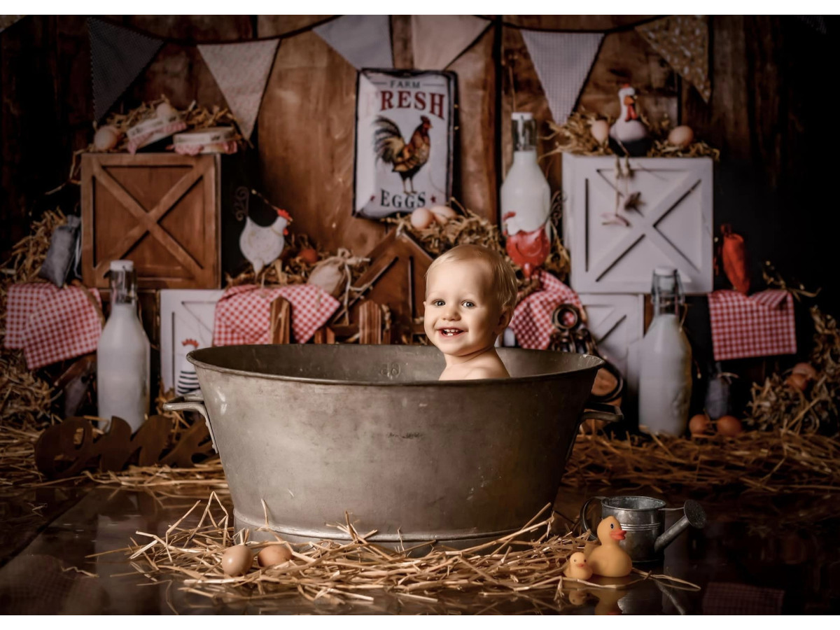 Fond photo bébé et smash cake A la Ferme – ferme en bois avec bottes de foin, fanions et bouteilles de lait | Colors&Drops
