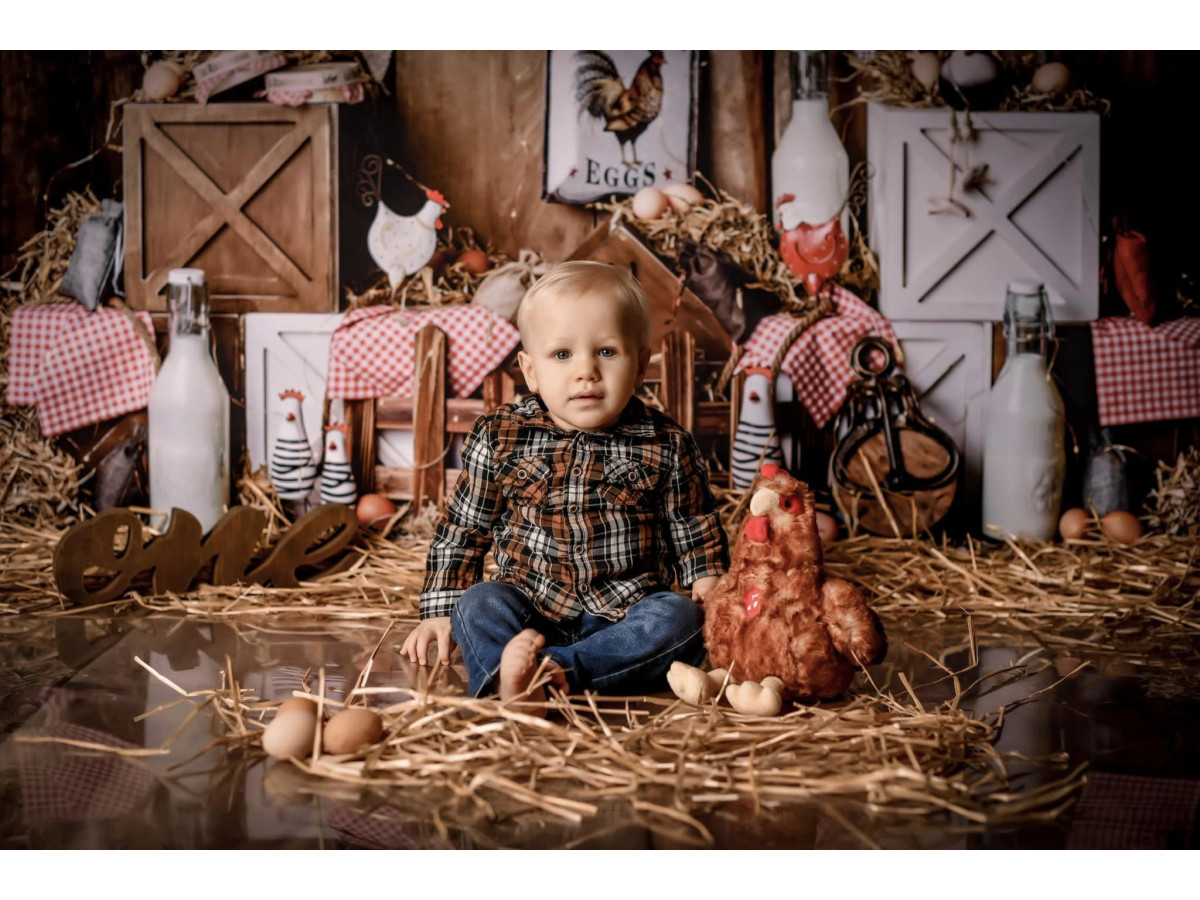 Fondo fotográfico de bebé y smash cake A la Ferme – granja de madera con balas de heno, banderines y botellas de | Colors&Drops