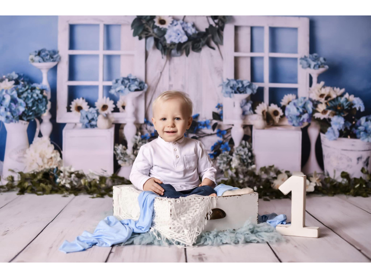 Fond photo bébé et smash cake Hortensia – fenêtres blanches avec hortensias bleus et couronne | Colors&Drops