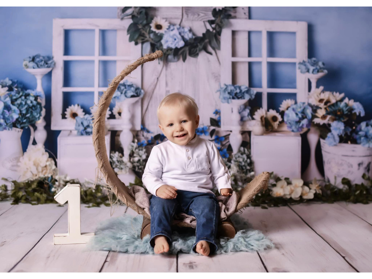 Fond photo bébé et smash cake Hortensia – fenêtres blanches avec hortensias bleus et couronne | Colors&Drops