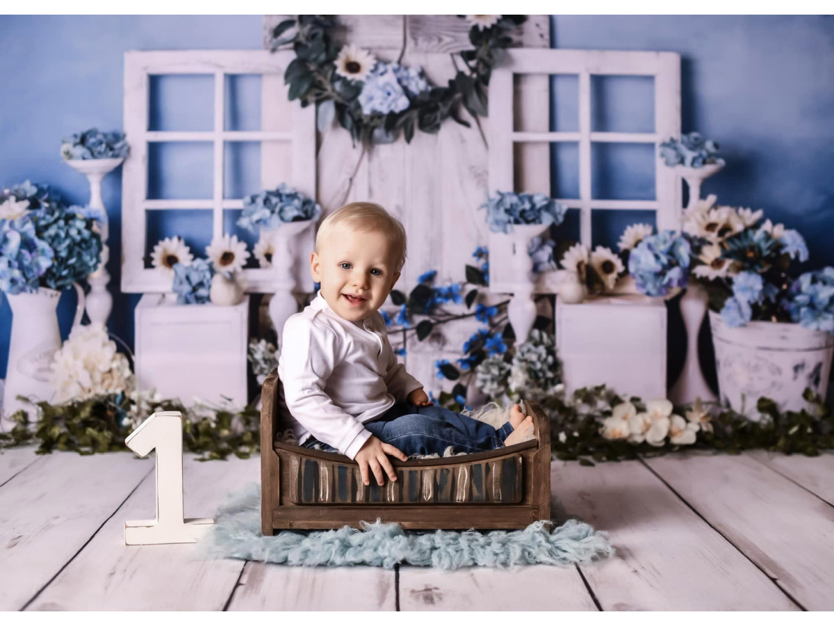 Fond photo bébé et smash cake Hortensia – fenêtres blanches avec hortensias bleus et couronne | Colors&Drops