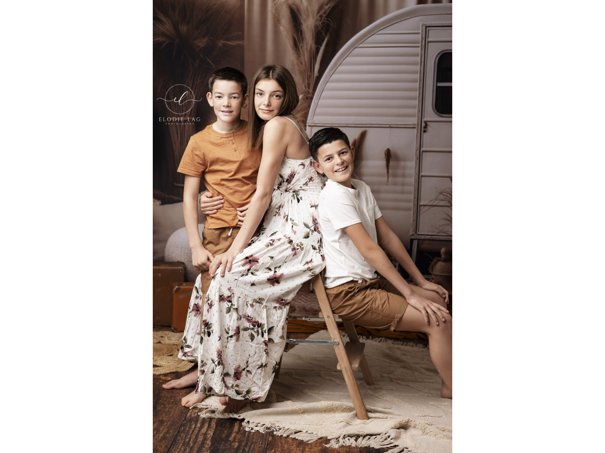 Mother's & Father's Day photo backdrop Gipsy Caravana – white vintage caravan with pampas grass, poufs and vases | Colors&Drops
