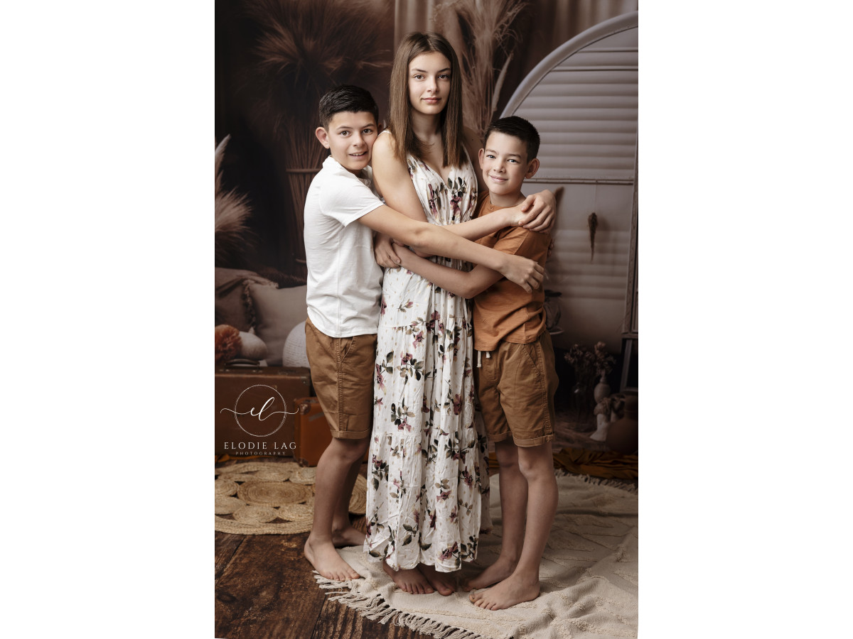 Mother's & Father's Day photo backdrop Gipsy Caravana – white vintage caravan with pampas grass, poufs and vases | Colors&Drops
