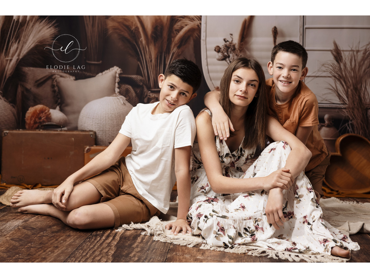 Mother's & Father's Day photo backdrop Gipsy Caravana – white vintage caravan with pampas grass, poufs and vases | Colors&Drops