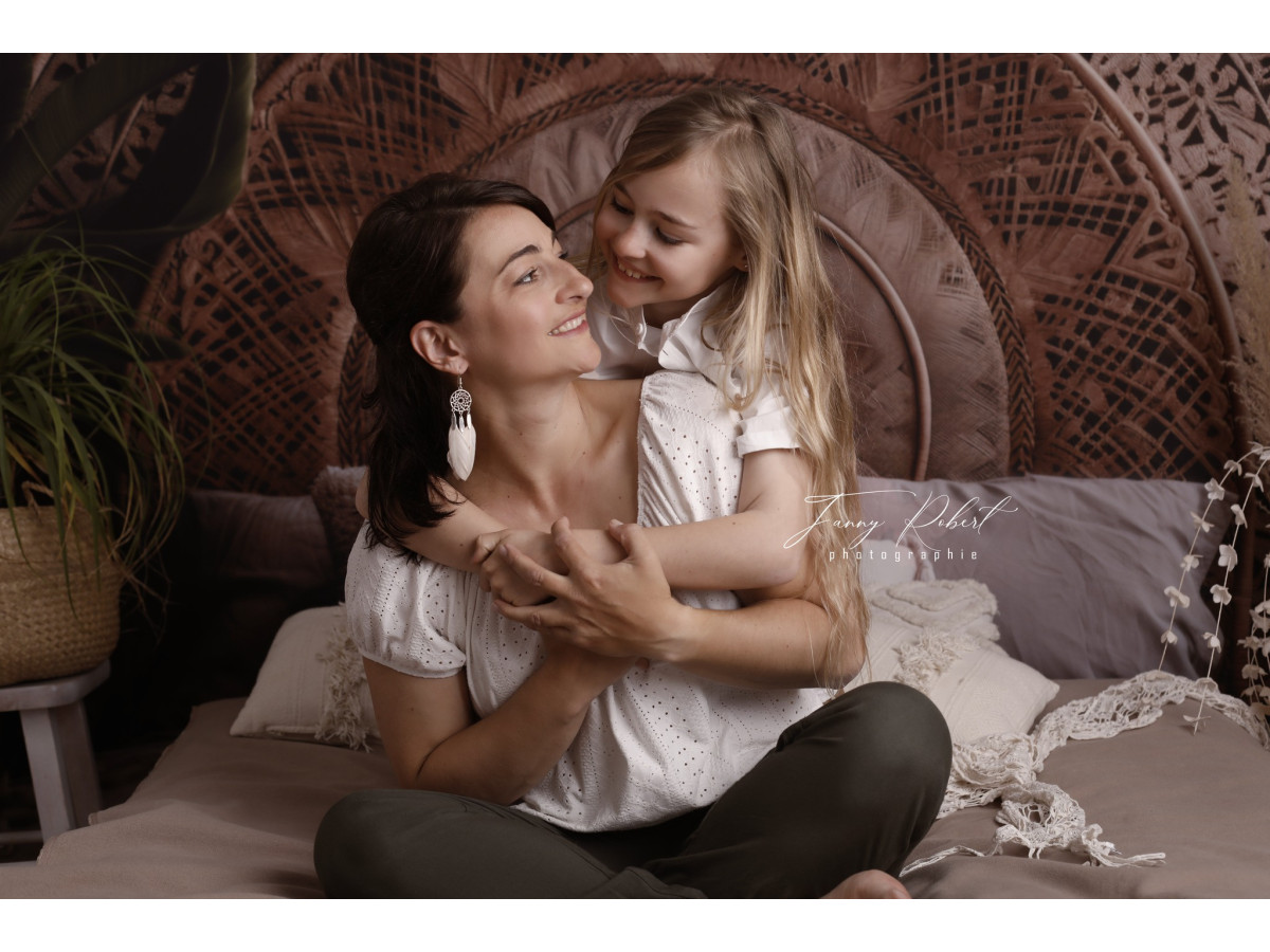Mother's & Father's Day photo backdrop Tentra – carved rattan headboard with beige cushions | Colors&Drops