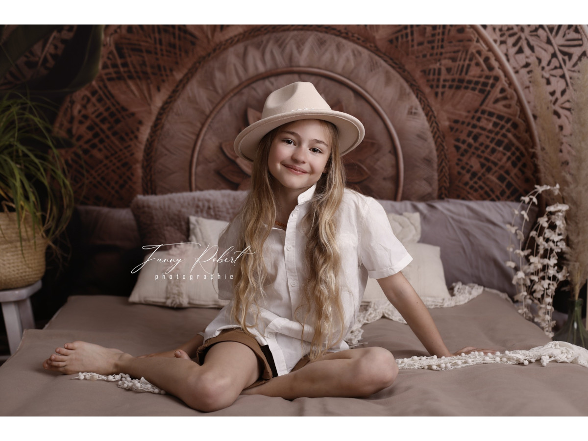 Mother's & Father's Day photo backdrop Tentra – carved rattan headboard with beige cushions | Colors&Drops