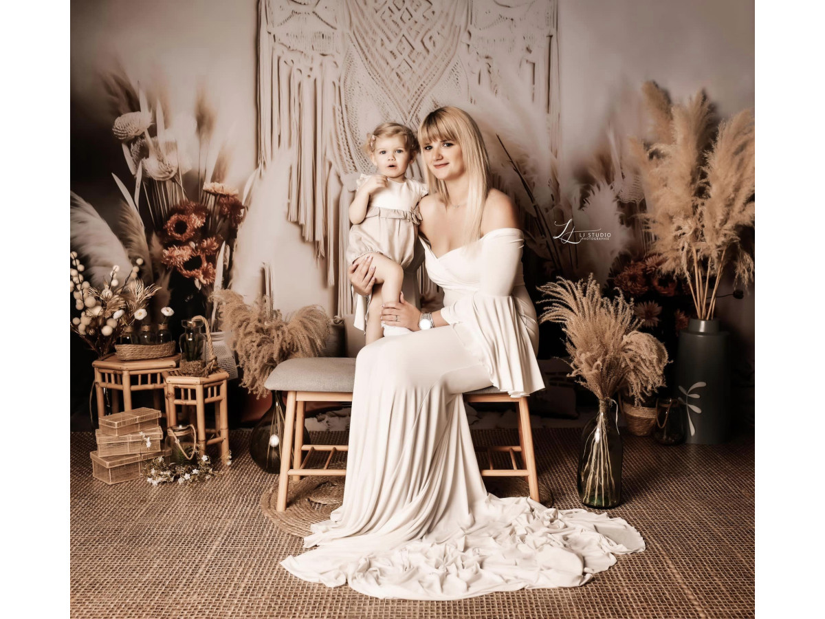 Mother's & Father's Day photo backdrop Mirianna – macramé wall hanging with pampas grass, orange flowers and | Colors&Drops
