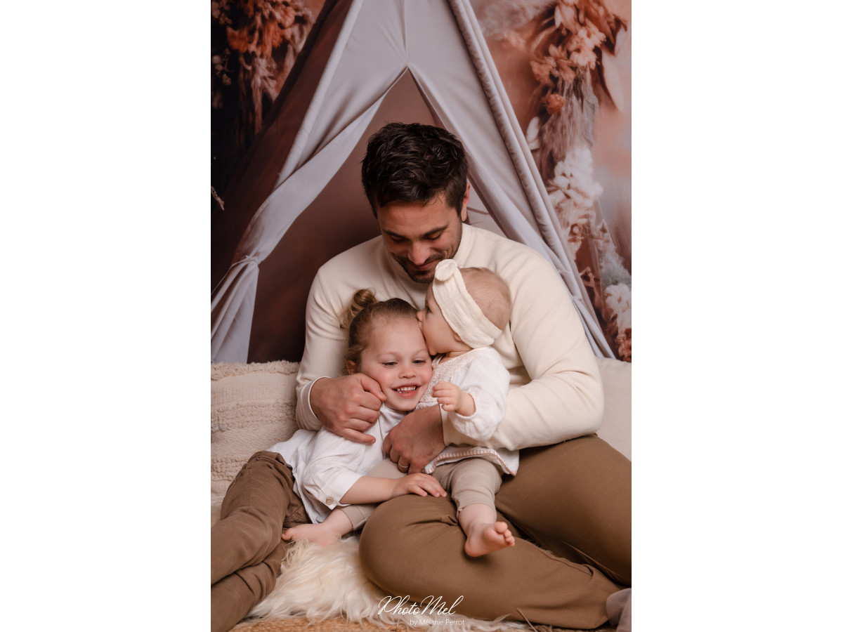 Fondo fotográfico para el Día de la Madre y del Padre Tipi Baba – tipi blanco con pampa y flores secas naranjas | Colors&Drops