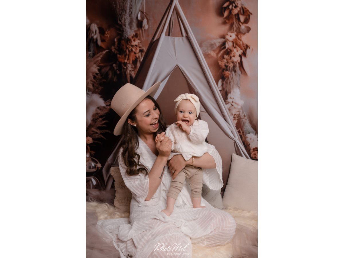 Fondo fotográfico para el Día de la Madre y del Padre Tipi Baba – tipi blanco con pampa y flores secas naranjas | Colors&Drops