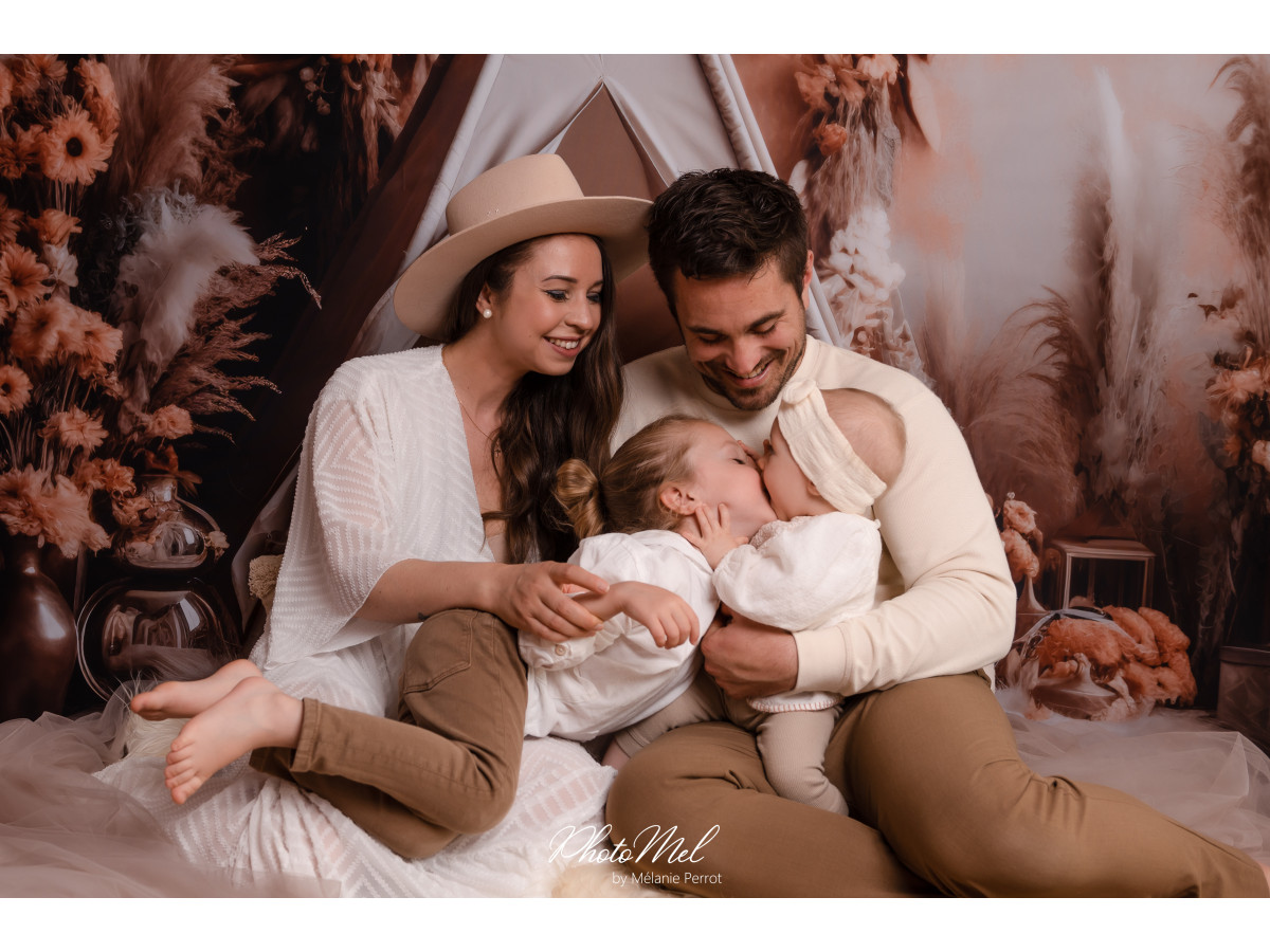 Fondo fotográfico para el Día de la Madre y del Padre Tipi Baba – tipi blanco con pampa y flores secas naranjas | Colors&Drops