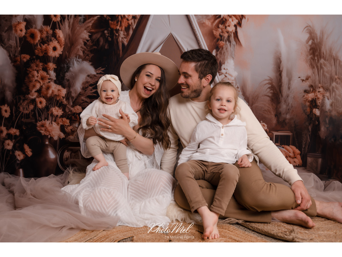 Fondo fotográfico para el Día de la Madre y del Padre Tipi Baba – tipi blanco con pampa y flores secas naranjas | Colors&Drops
