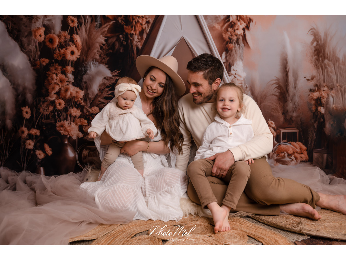 Fondo fotográfico para el Día de la Madre y del Padre Tipi Baba – tipi blanco con pampa y flores secas naranjas | Colors&Drops