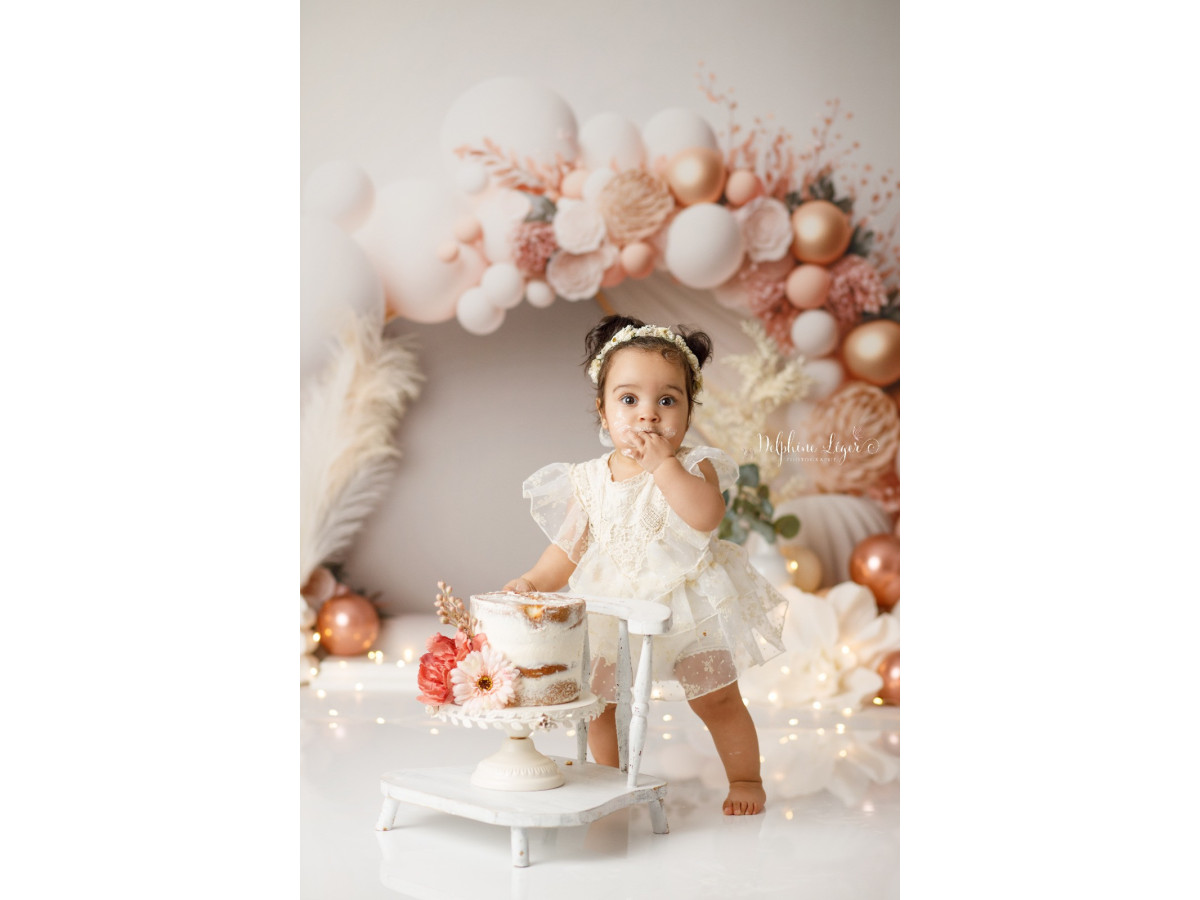 Baby & cake smash photo backdrop Denada – white and rose gold balloon arch with feathers | Colors&Drops
