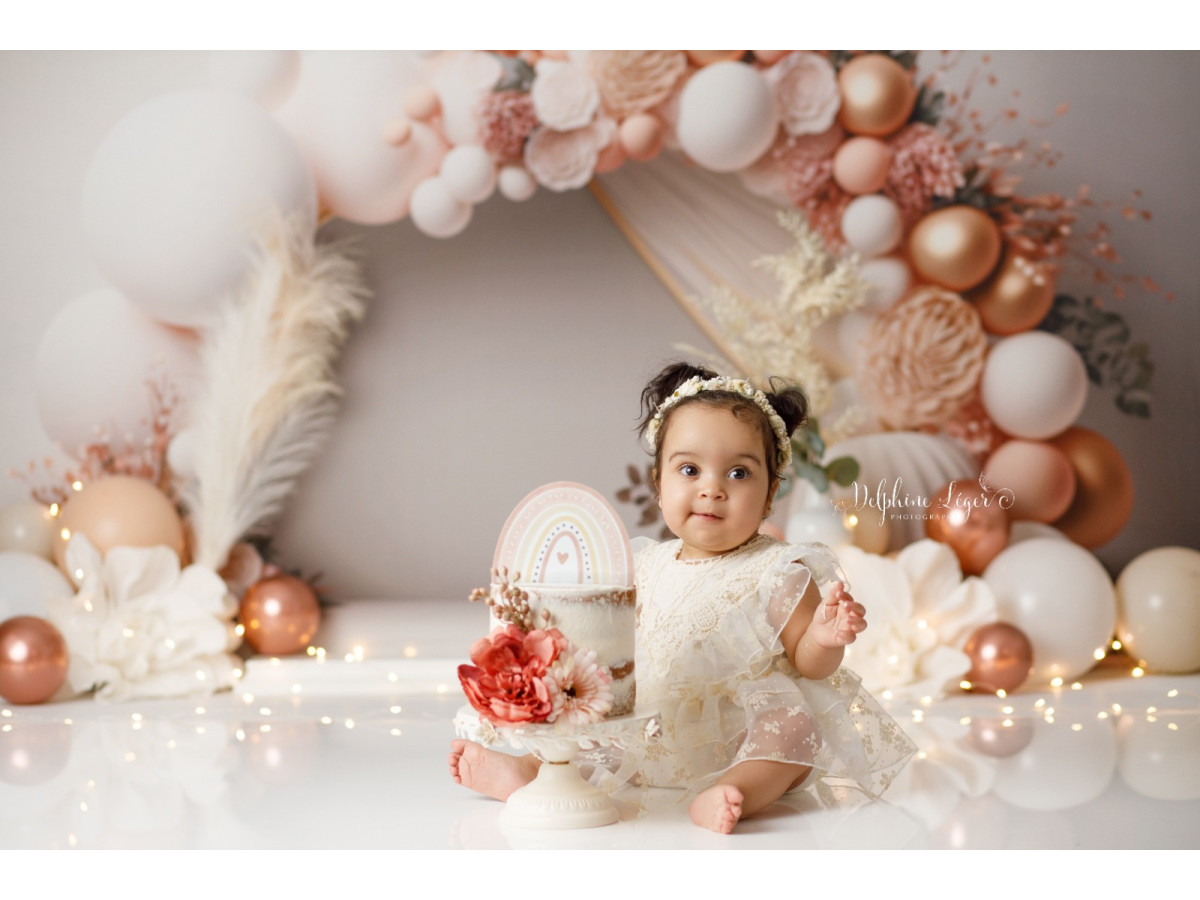 Baby & cake smash photo backdrop Denada – white and rose gold balloon arch with feathers | Colors&Drops