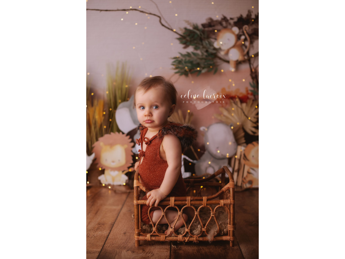 Fond photo bébé et smash cake Afrika – décor savane avec animaux en peluche et palmiers | Colors&Drops