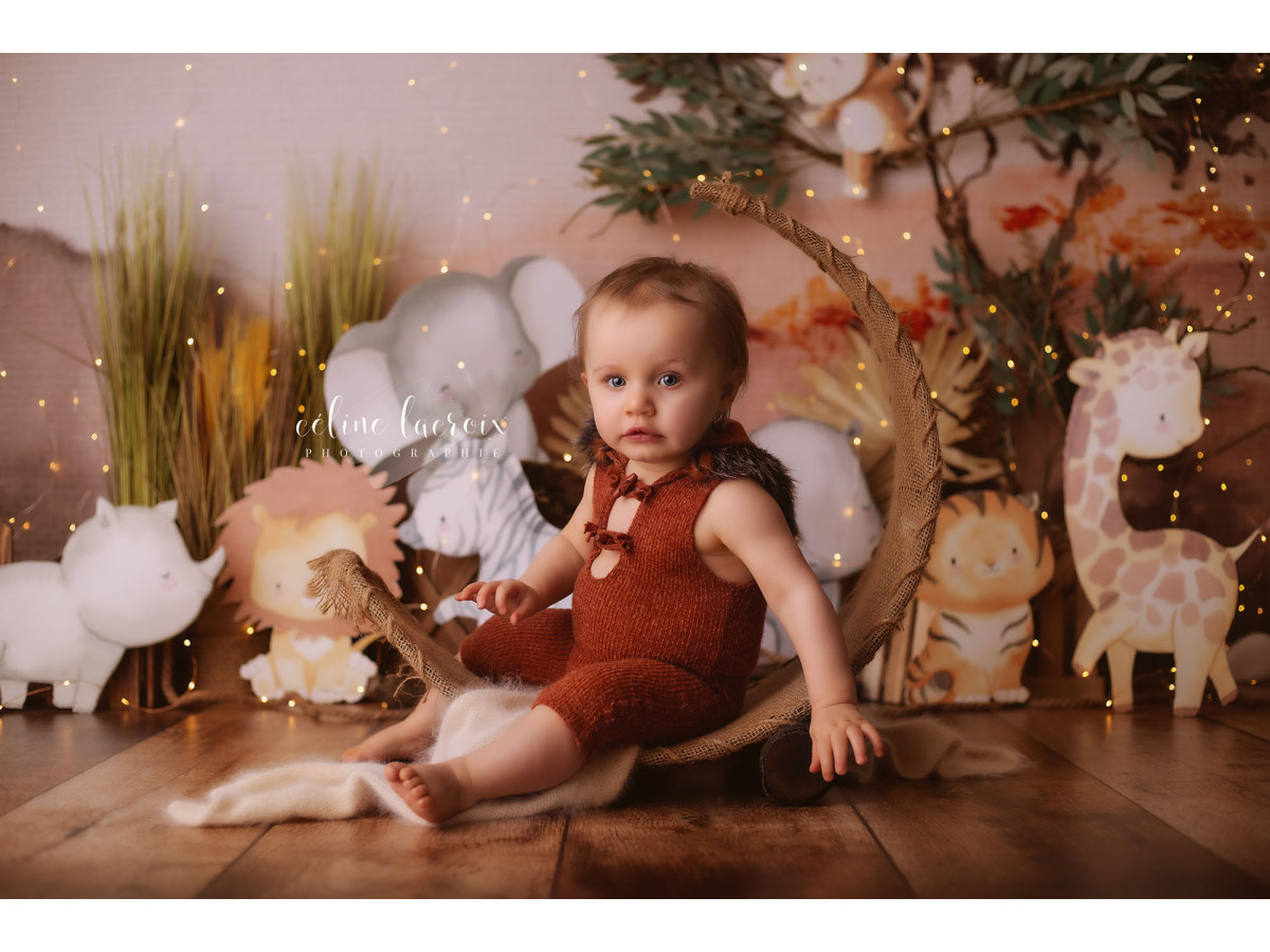 Fond photo bébé et smash cake Afrika – décor savane avec animaux en peluche et palmiers | Colors&Drops