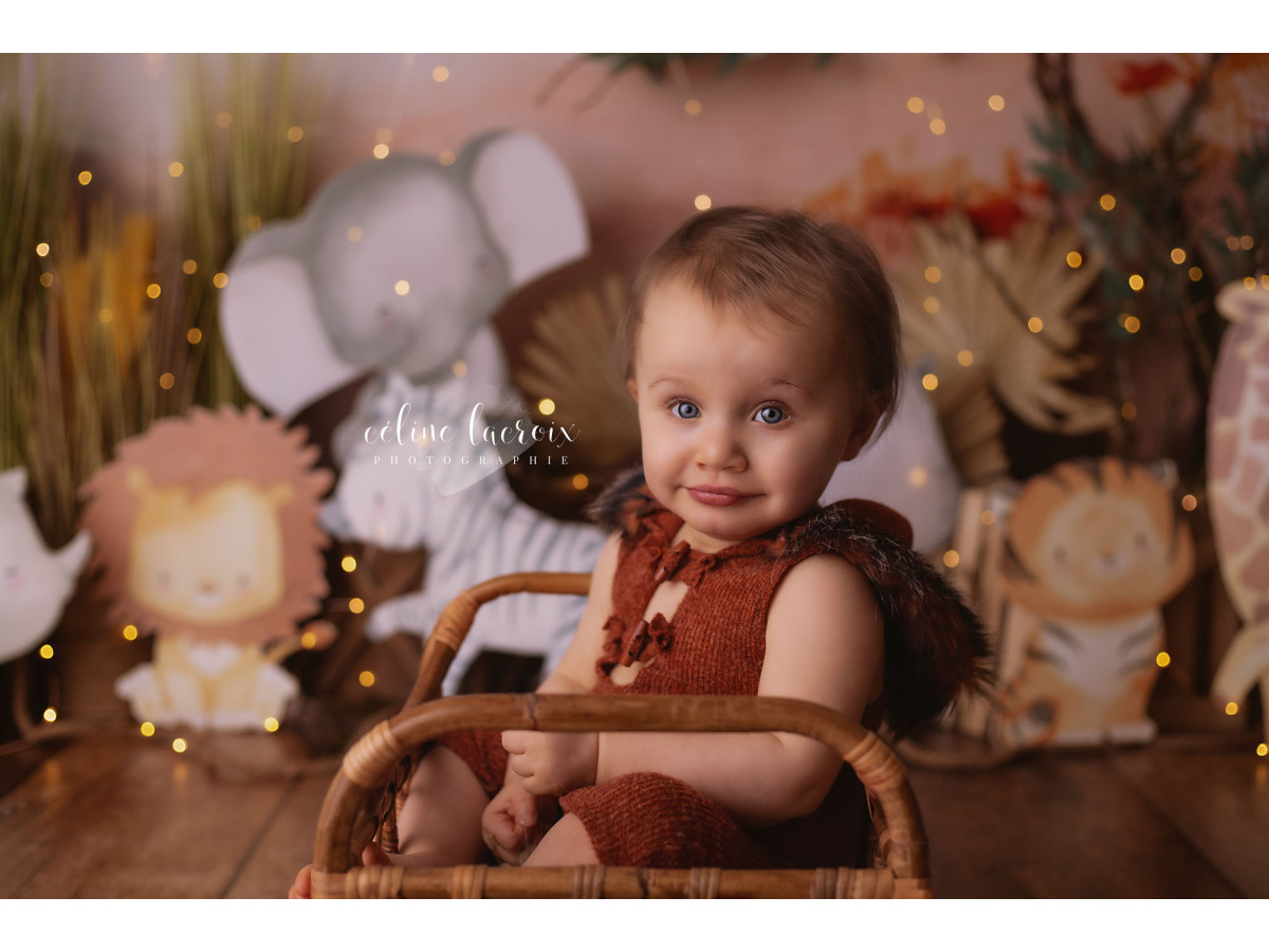Fond photo bébé et smash cake Afrika – décor savane avec animaux en peluche et palmiers | Colors&Drops