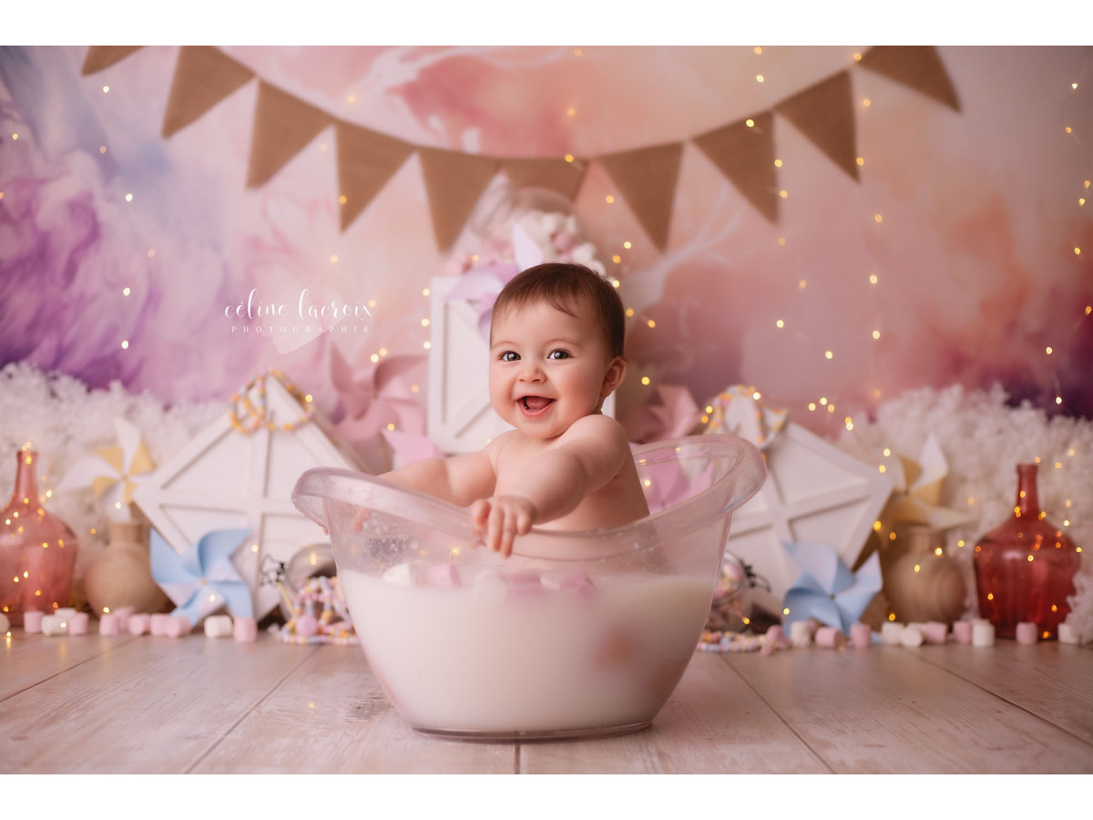 Fond photo bébé et smash cake Candy Wind – décor plage pastel avec fanions en jute et coquillages | Colors&Drops