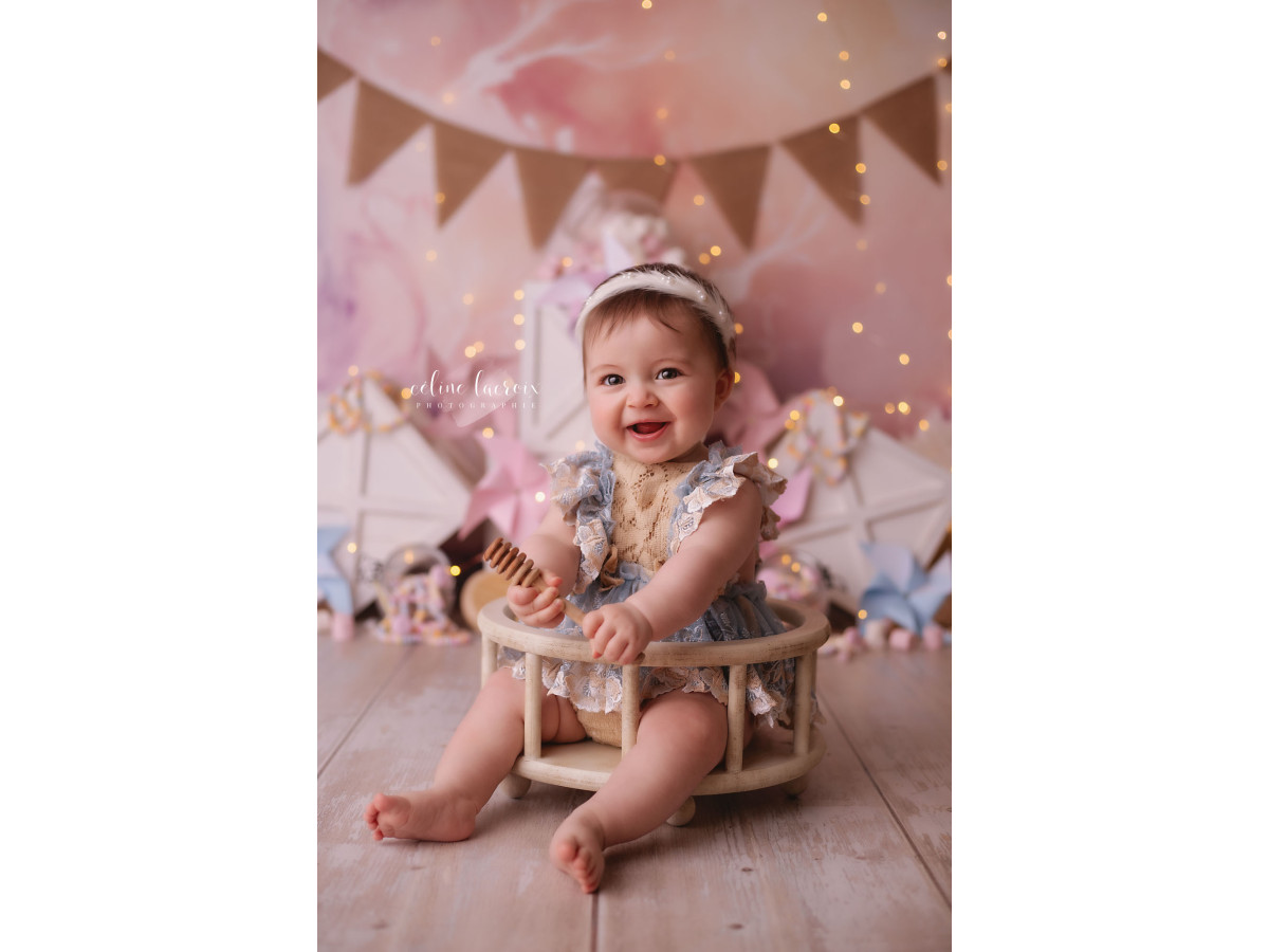 Fond photo bébé et smash cake Candy Wind – décor plage pastel avec fanions en jute et coquillages | Colors&Drops