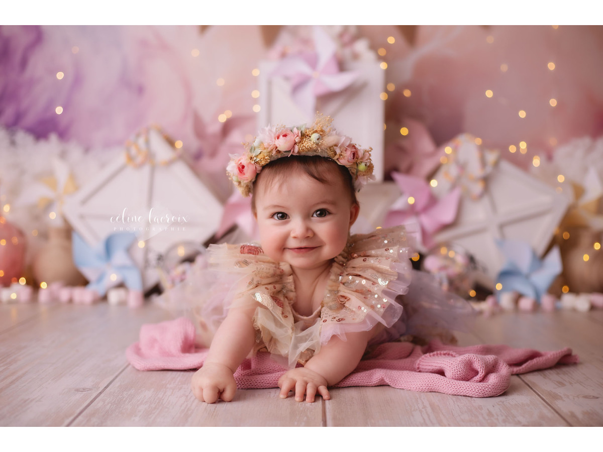 Fond photo bébé et smash cake Candy Wind – décor plage pastel avec fanions en jute et coquillages | Colors&Drops