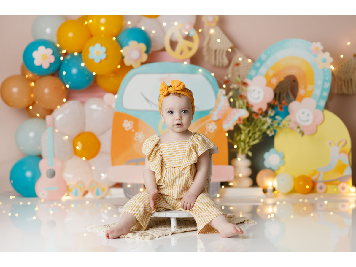Fondo fotográfico de bebé y smash cake Peace and Love – decorado peace and love con furgoneta, globos y arcoíris | Colors&Drops
