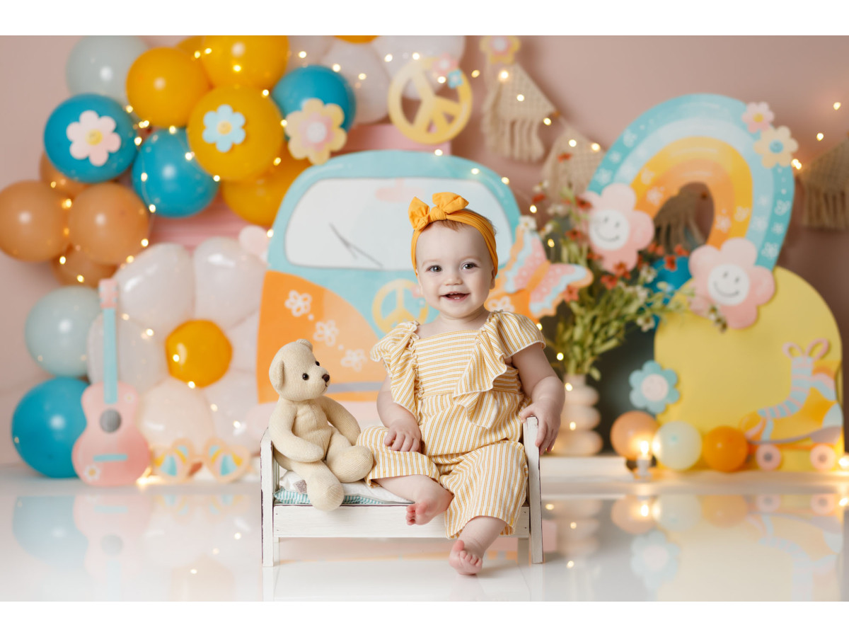 Fondo fotográfico de bebé y smash cake Peace and Love – decorado peace and love con furgoneta, globos y arcoíris | Colors&Drops