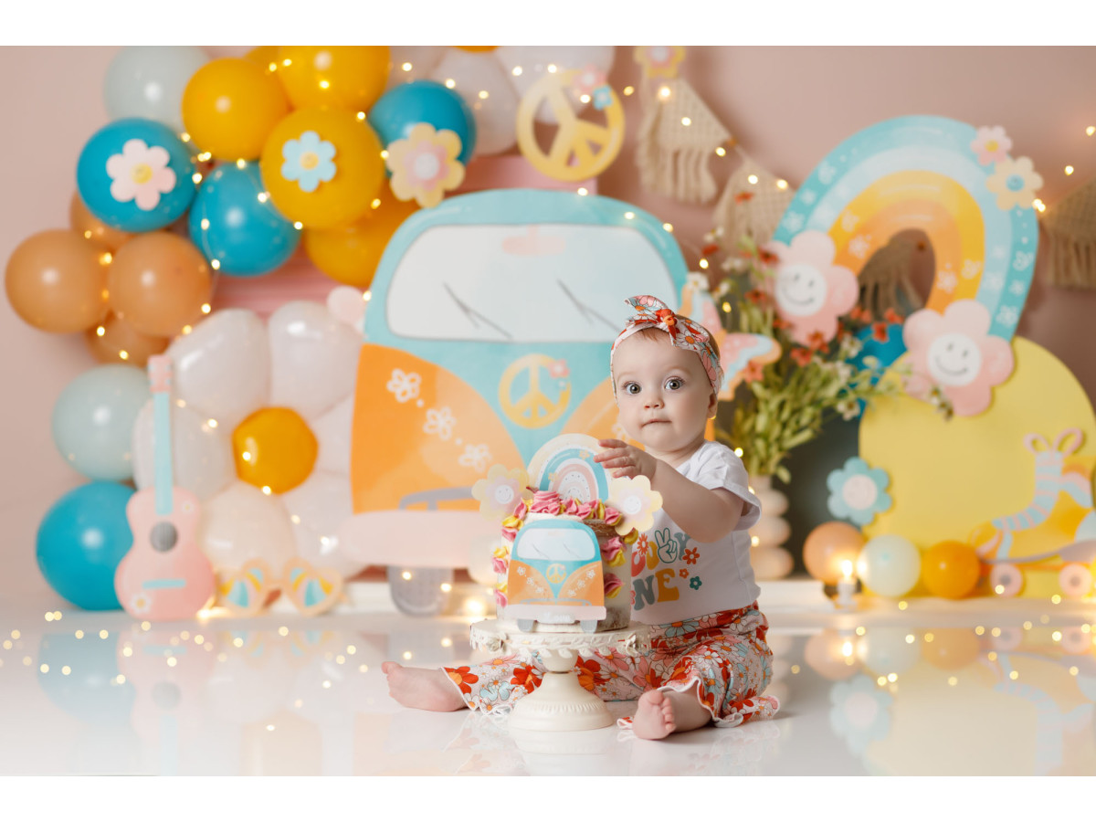 Fond photo bébé et smash cake Peace and Love – décor peace and love avec combi, ballons et arc-en-ciel | Colors&Drops
