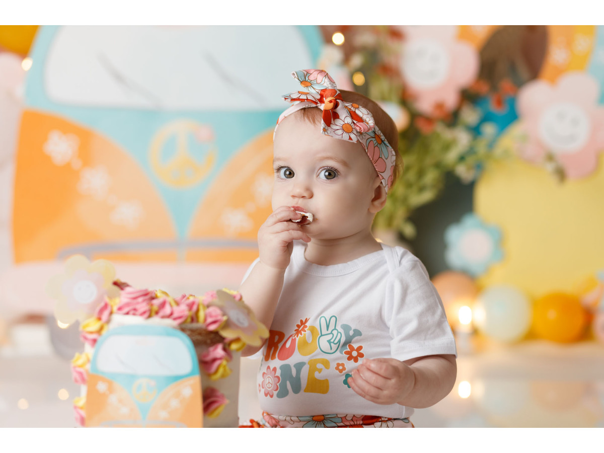 Fond photo bébé et smash cake Peace and Love – décor peace and love avec combi, ballons et arc-en-ciel | Colors&Drops