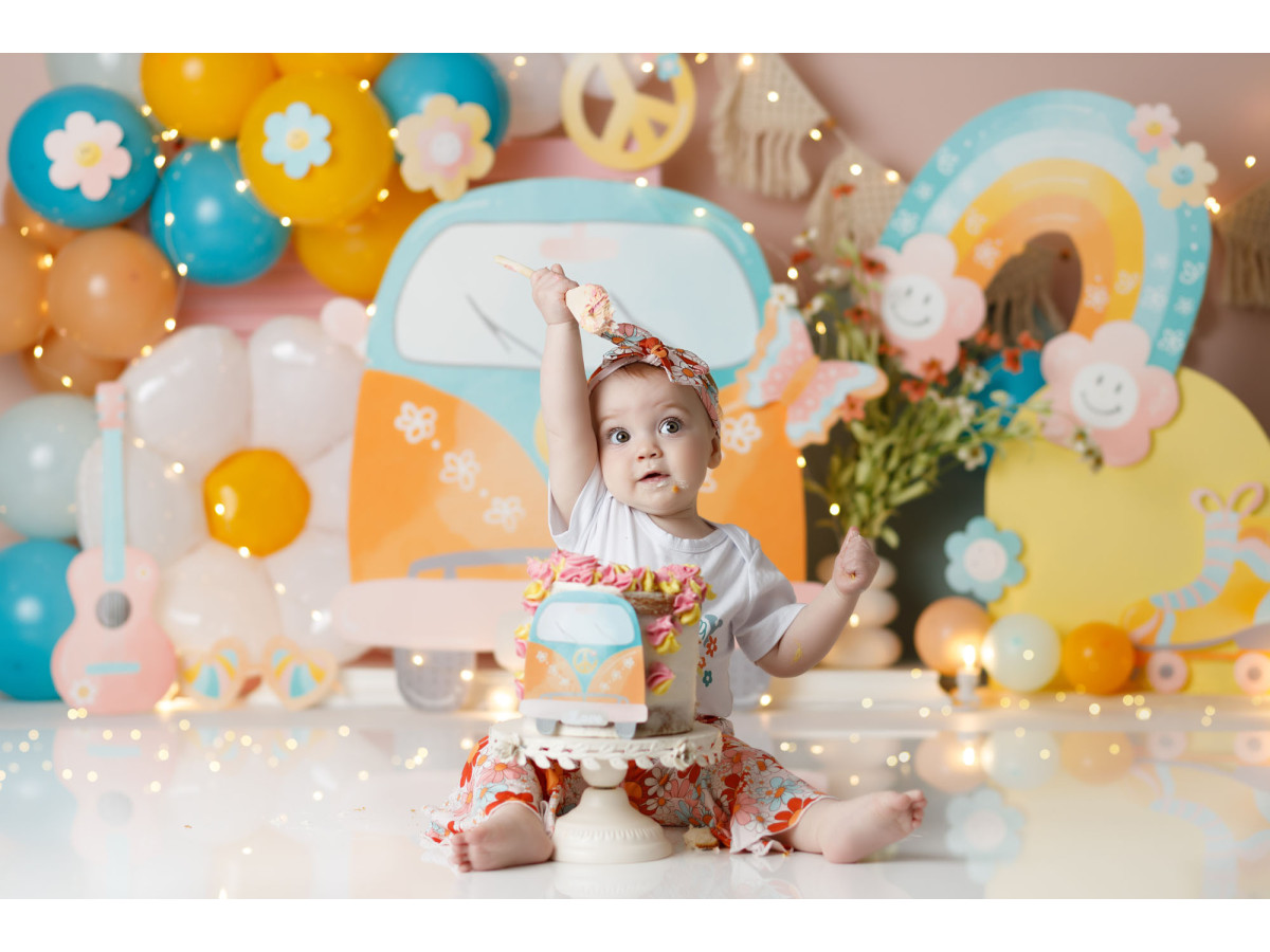 Fond photo bébé et smash cake Peace and Love – décor peace and love avec combi, ballons et arc-en-ciel | Colors&Drops