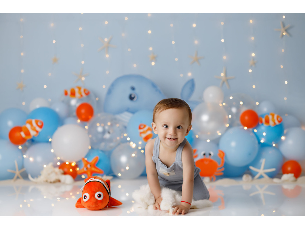 Fond photo bébé et smash cake Craby – décor marin avec baleine, poissons et ballons bleus | Colors&Drops