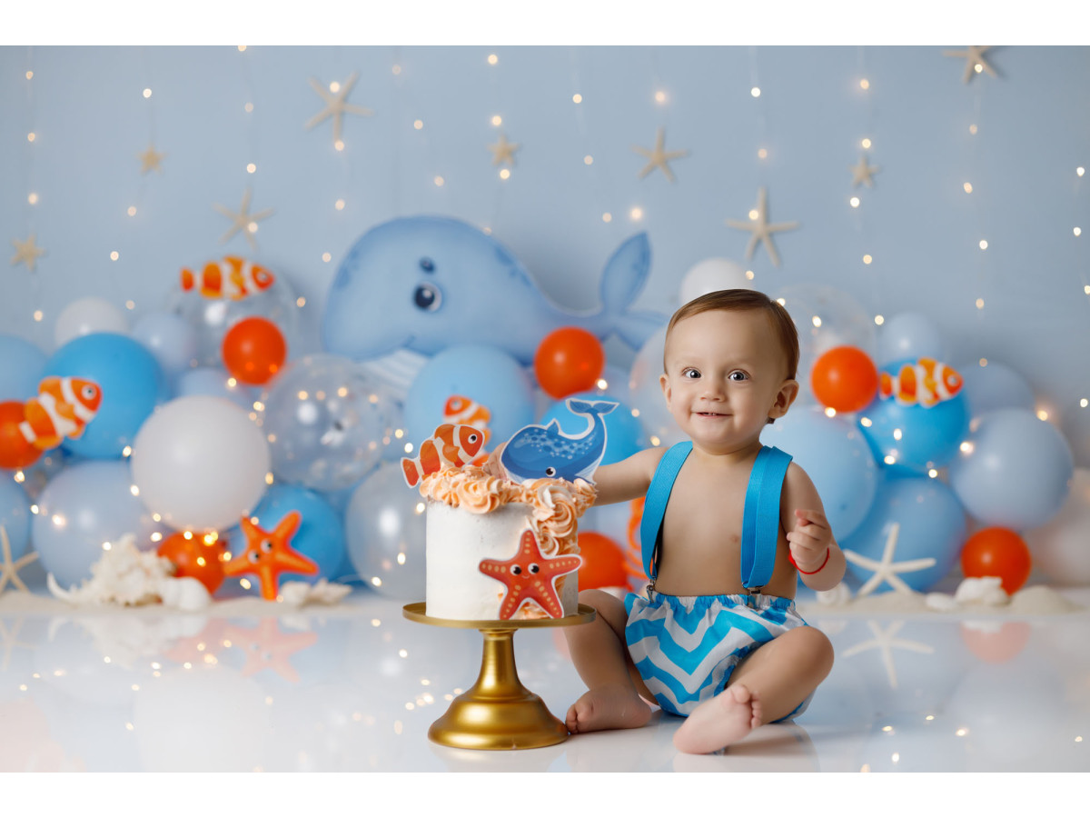 Fond photo bébé et smash cake Craby – décor marin avec baleine, poissons et ballons bleus | Colors&Drops
