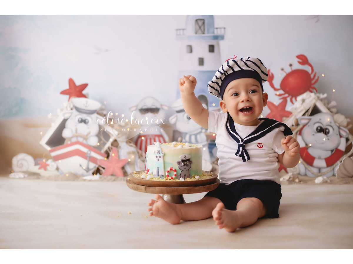 Fond photo bébé et smash cake Hippo – décor marin avec phare, crabes et peluches matelots | Colors&Drops