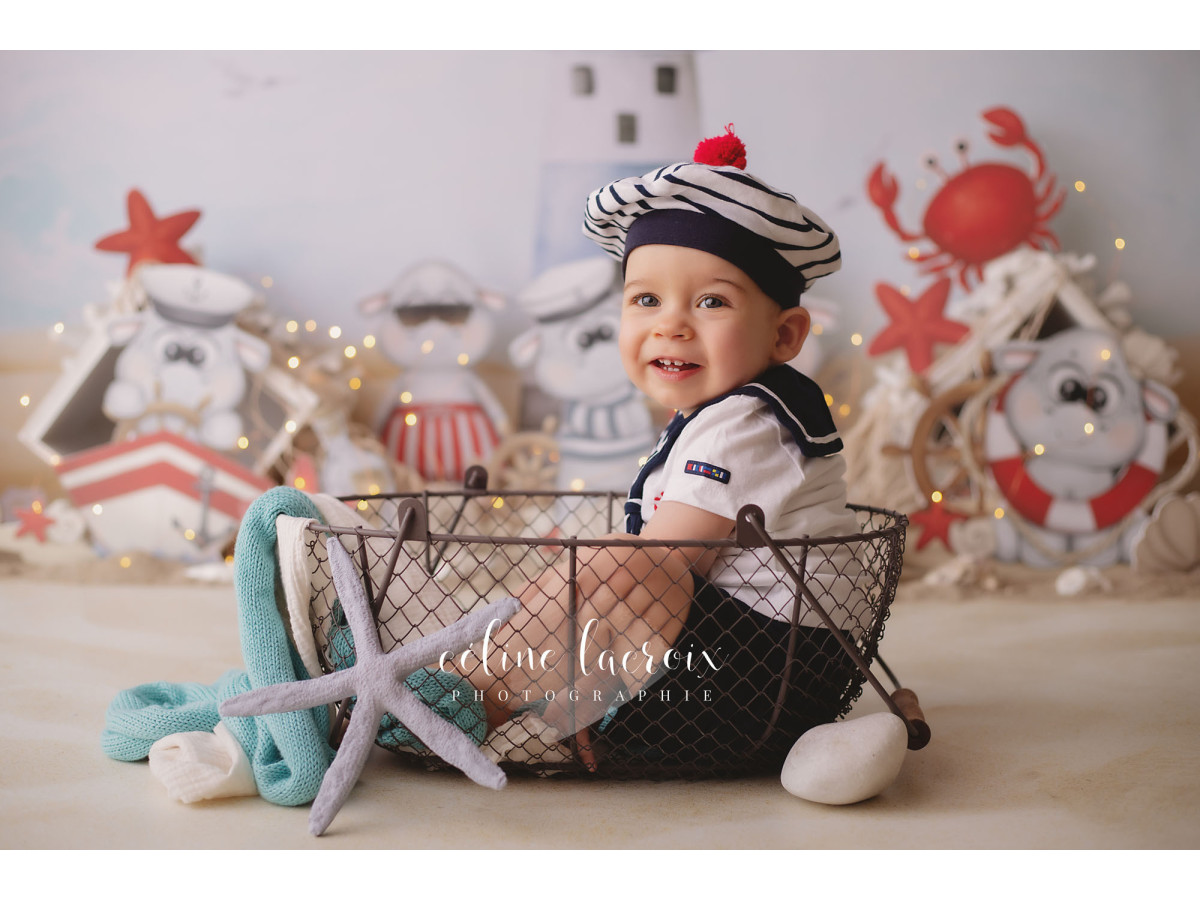 Fond photo bébé et smash cake Hippo – décor marin avec phare, crabes et peluches matelots | Colors&Drops