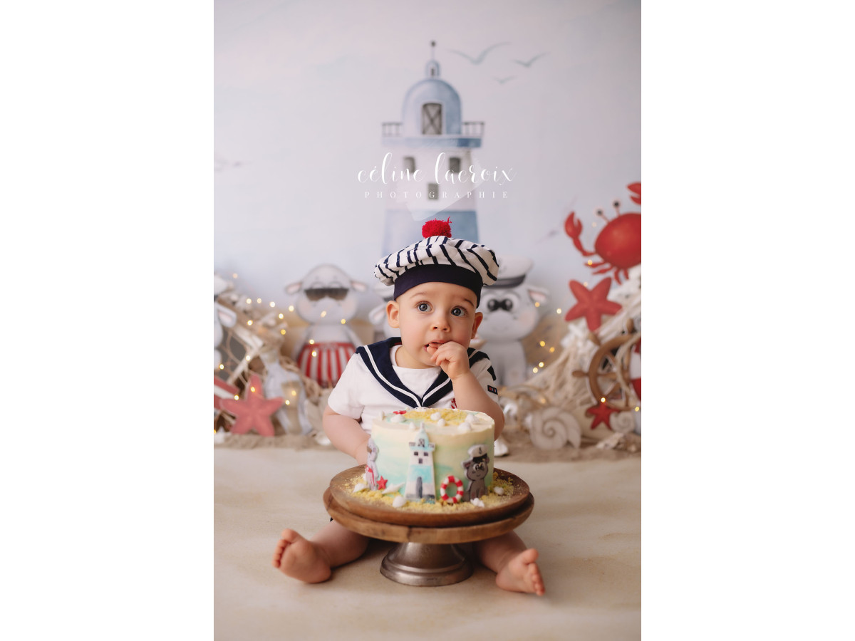 Fond photo bébé et smash cake Hippo – décor marin avec phare, crabes et peluches matelots | Colors&Drops