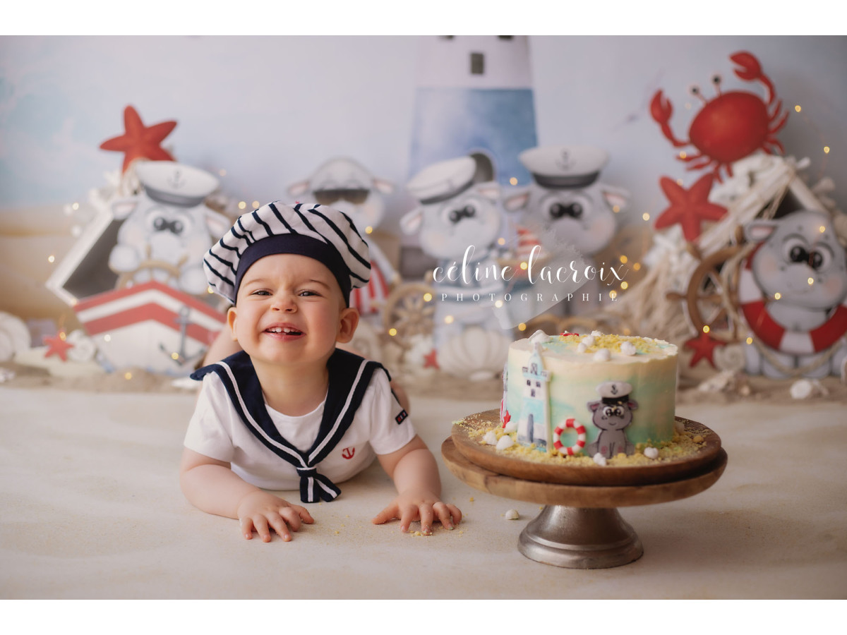 Fond photo bébé et smash cake Hippo – décor marin avec phare, crabes et peluches matelots | Colors&Drops