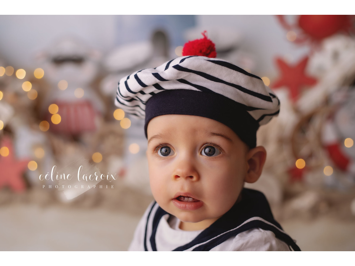 Fond photo bébé et smash cake Hippo – décor marin avec phare, crabes et peluches matelots | Colors&Drops