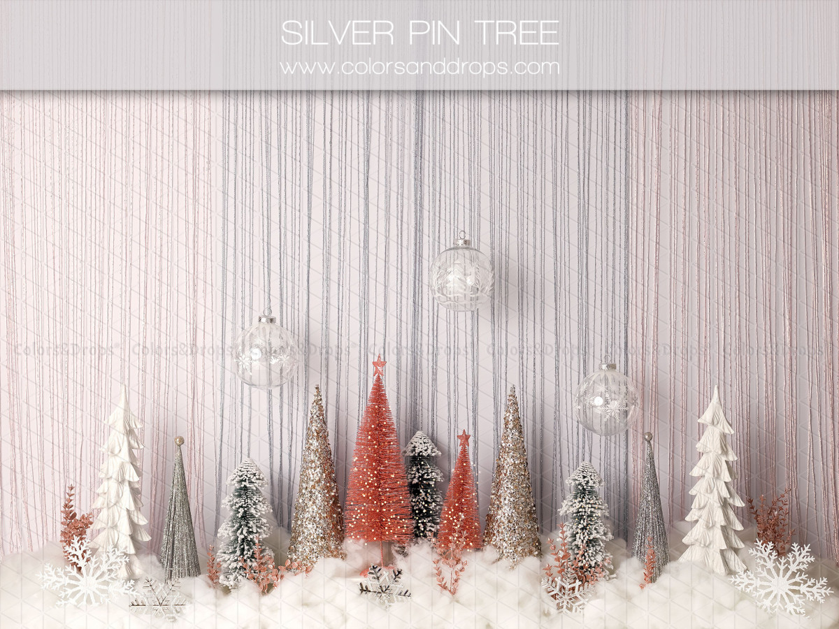 Fond photo bébé et smash cake Silver Pin Tree – sapins miniatures argentés et rouges devant rideau de fils | Colors&Drops