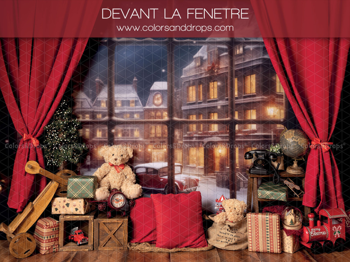 Fond photo de Noël Devant la Fenetre – fenêtre de Noël avec rideaux rouges et jouets anciens | Colors&Drops