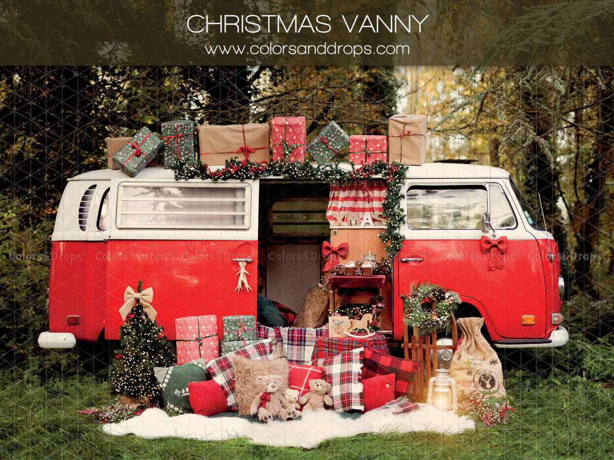 Fondo fotográfico Christmas Vanny – furgoneta combi roja navideña cargada de regalos en el bosque | Colors&Drops