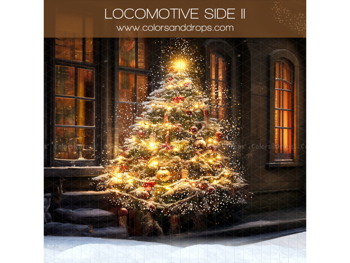 Fond photo latéral de Noël Locomotive Side II – grand sapin de Noël illuminé devant une gare | Colors&Drops