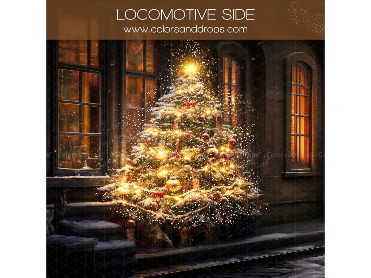 Fond photo latéral de Noël Locomotive Side – grand sapin de Noël illuminé devant une façade ancienne | Colors&Drops