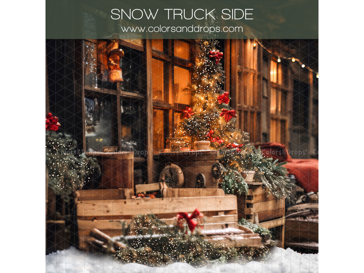 Fond photo latéral de Noël Snow Truck Side – façade de chalet en bois avec caisses et sapin | Colors&Drops