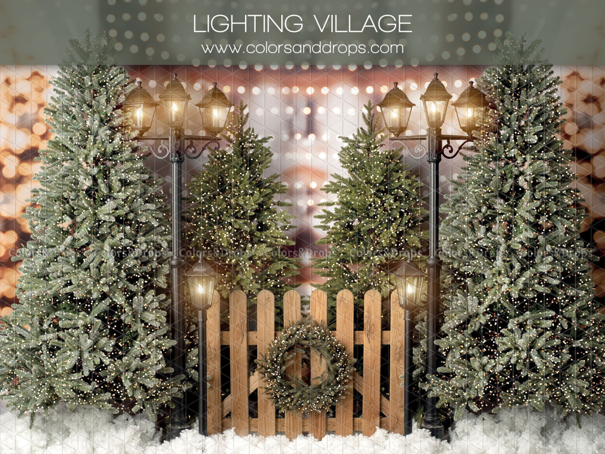 Fondo fotográfico de Navidad Lighting Village – portillo de madera con corona entre abetos y farolas | Colors&Drops