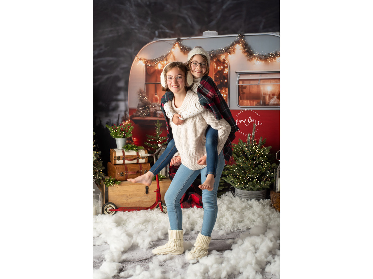 Fond photo Christmas Caravany – caravane vintage rouge de Noël entre sapins enneigés | Colors&Drops