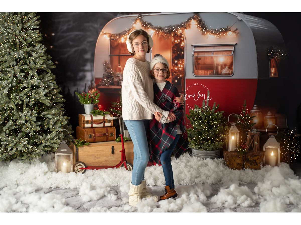 Fond photo Christmas Caravany – caravane vintage rouge de Noël entre sapins enneigés | Colors&Drops