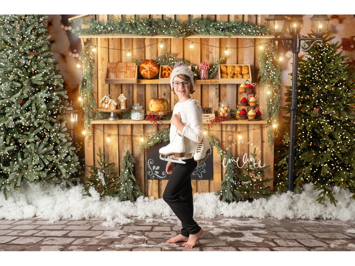 Fondo fotográfico de Navidad Gingerbread House – puesto de jengibre de madera entre abetos nevados | Colors&Drops