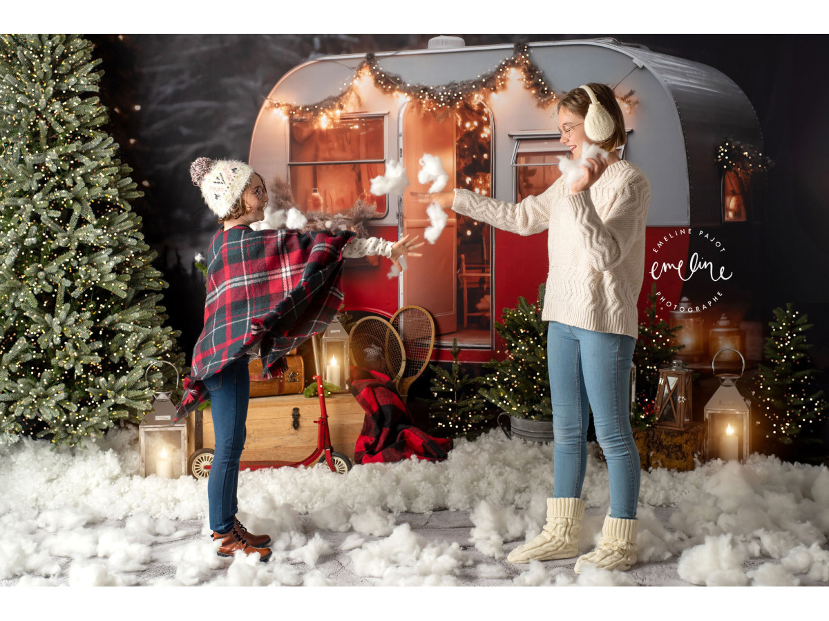 Christmas corner photo backdrop Caravany + Cailloux des Neiges – Christmas caravan room set with stone floor | Colors&Drops